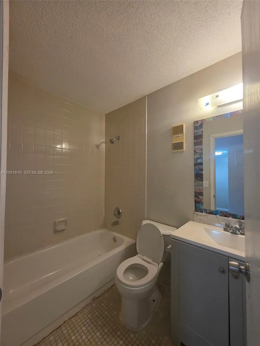 313 Country Club Oval # 11, Daytona FL 32114