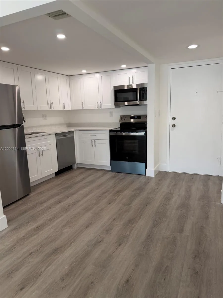 200 Lakeview Dr # 102, Weston FL 33326