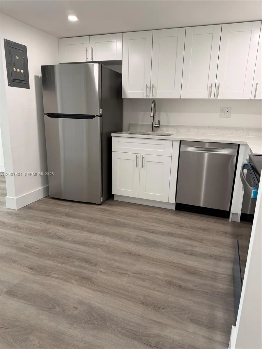 200 Lakeview Dr # 102, Weston FL 33326