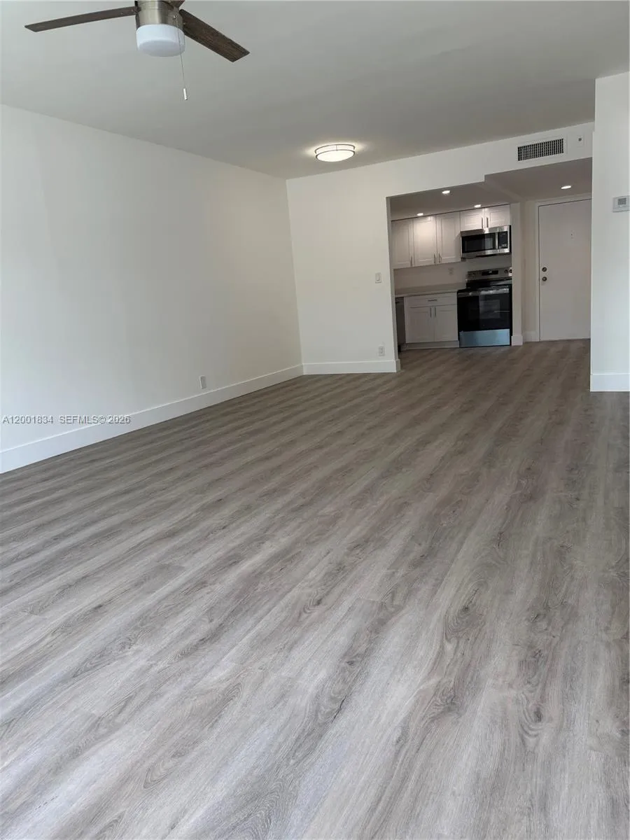 200 Lakeview Dr # 102, Weston FL 33326