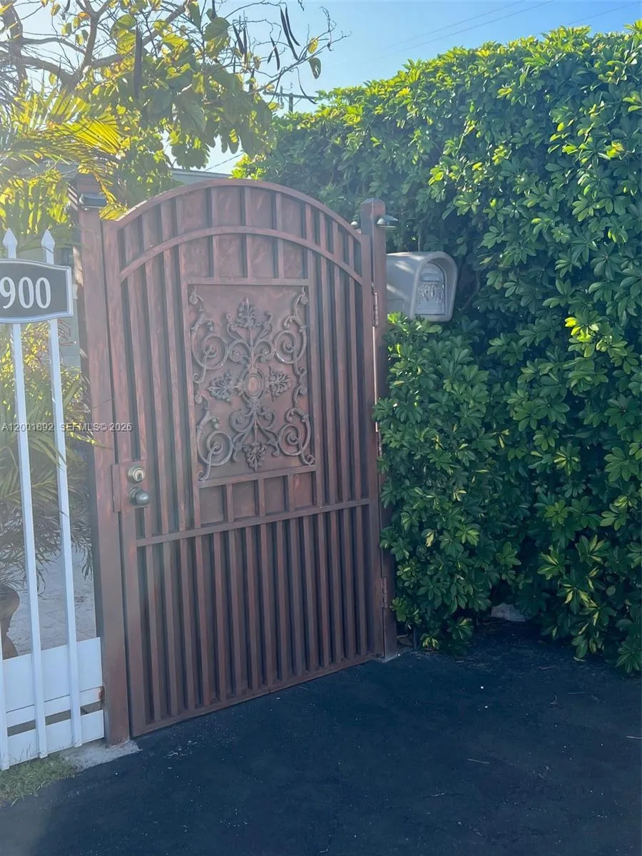 6900 SW 22nd St, Miami FL 33155