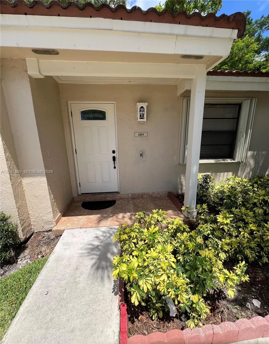 6109 NW 171st St, Hialeah FL 33015