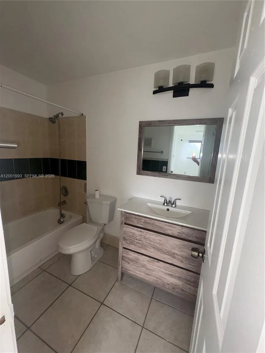 9709 Hammocks Blvd # 204, Miami FL 33196