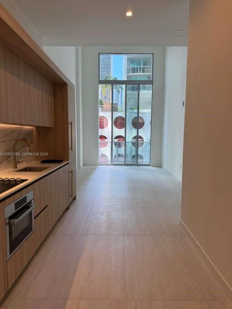 77 SE 5th street # 1011, Miami FL 33131