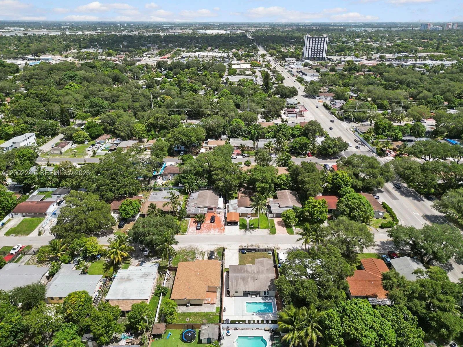 560 NE 161st St, Miami FL 33162