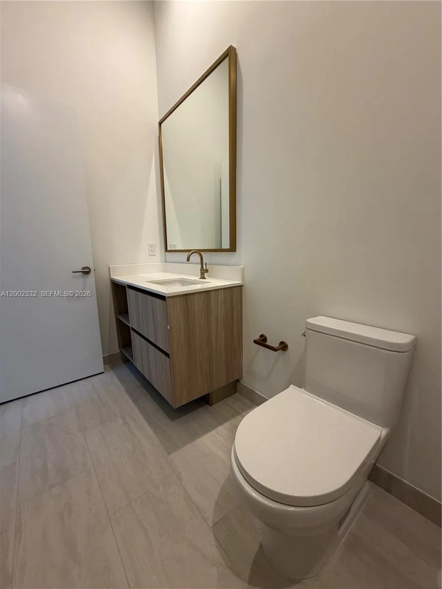 77 SE 5th street # 1010, Miami FL 33131