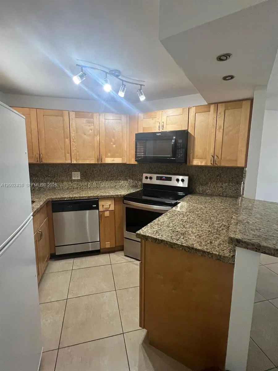 8333 Lake Dr # 101, Doral FL 33166