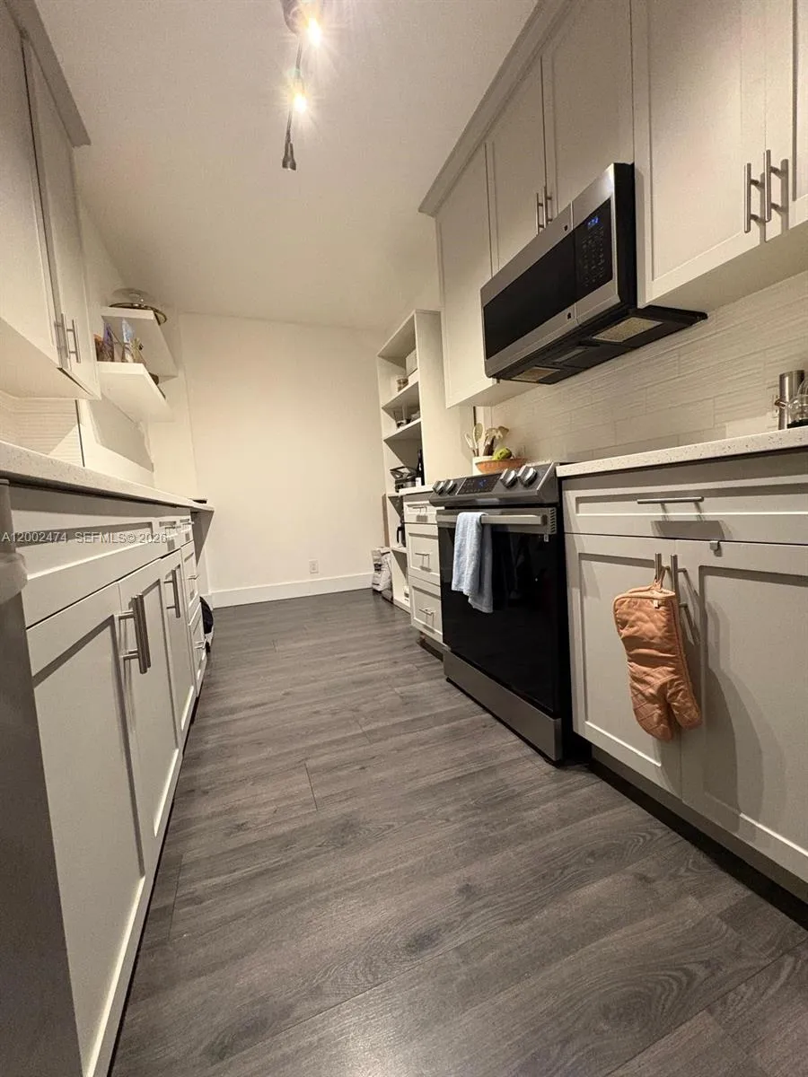 4200 Hillcrest Dr # 208, Hollywood FL 33021