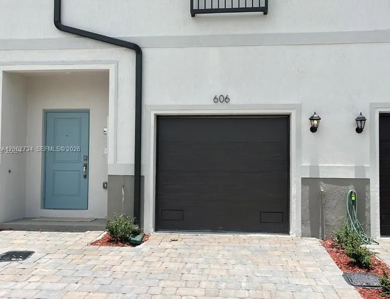 606 SW 12th St, Florida City FL 33034