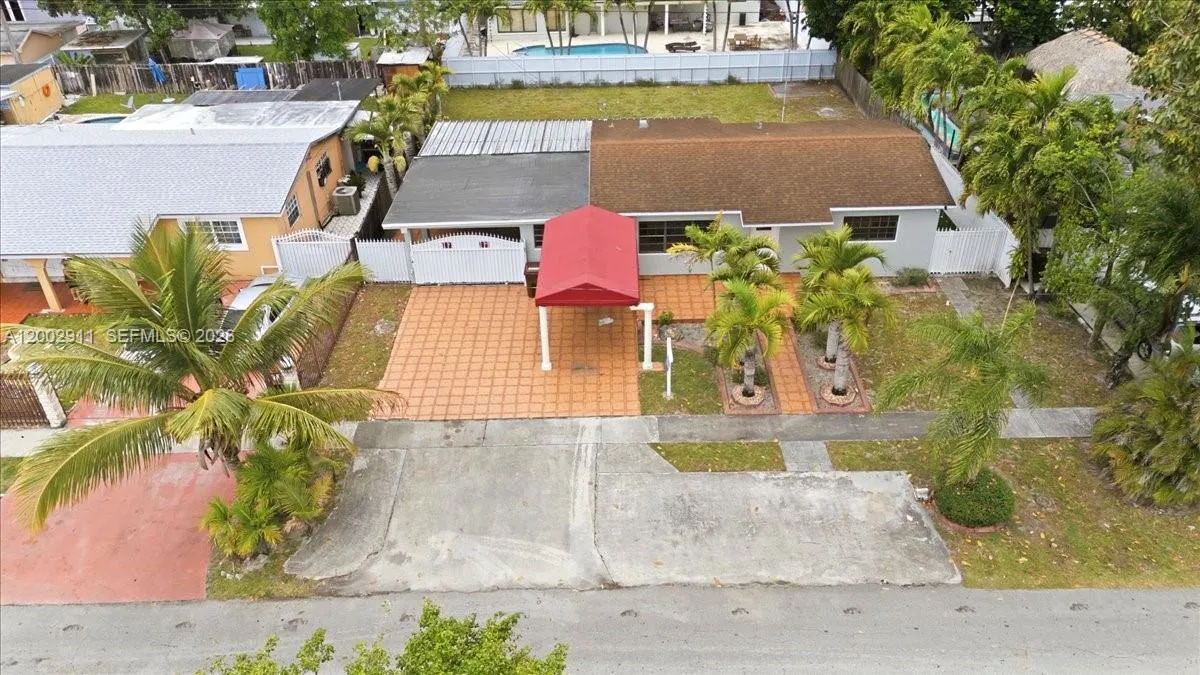 687 W 39th Pl, Hialeah FL 33012