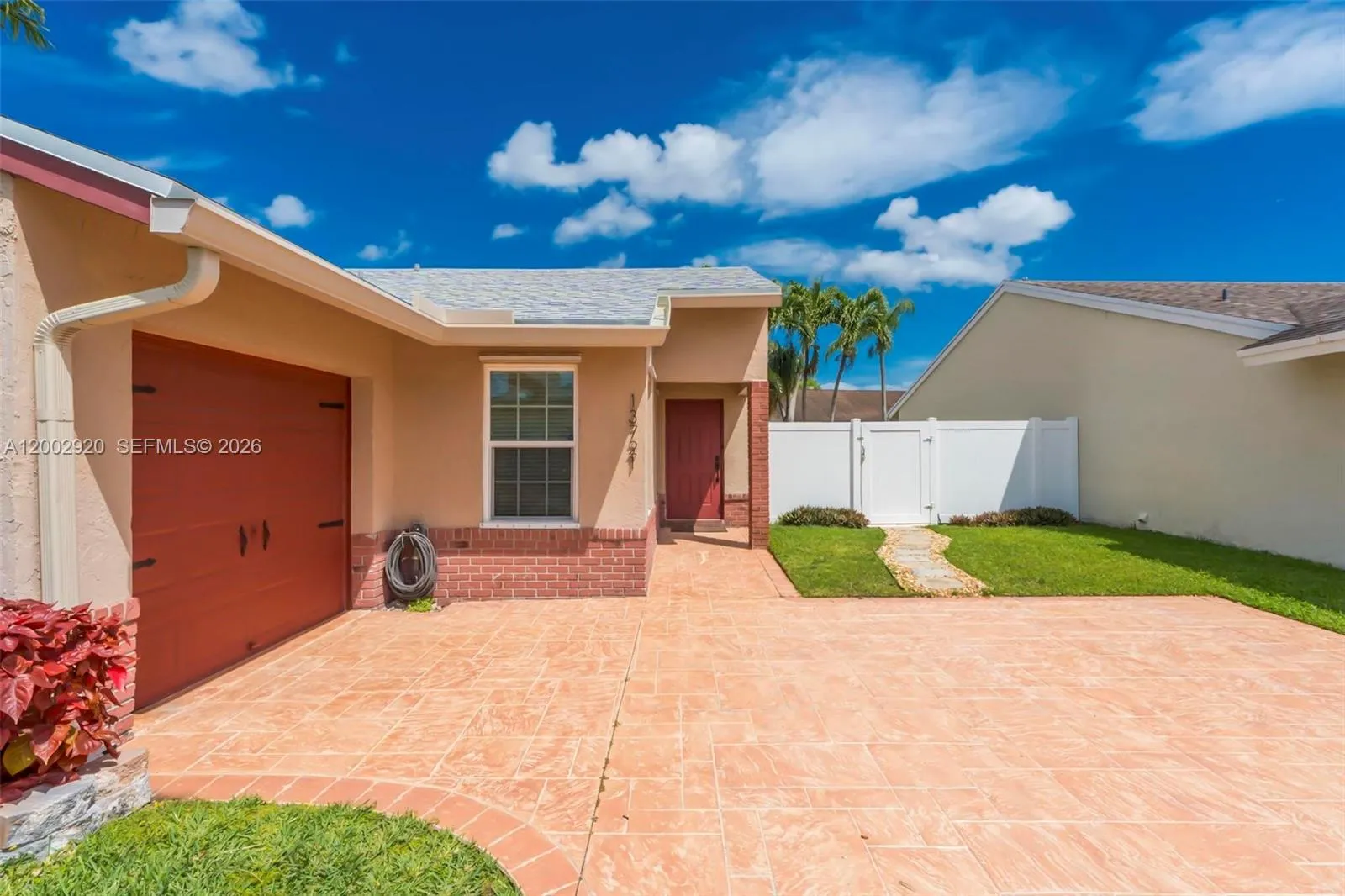 13721 Oak Ridge Dr, Davie FL 33325