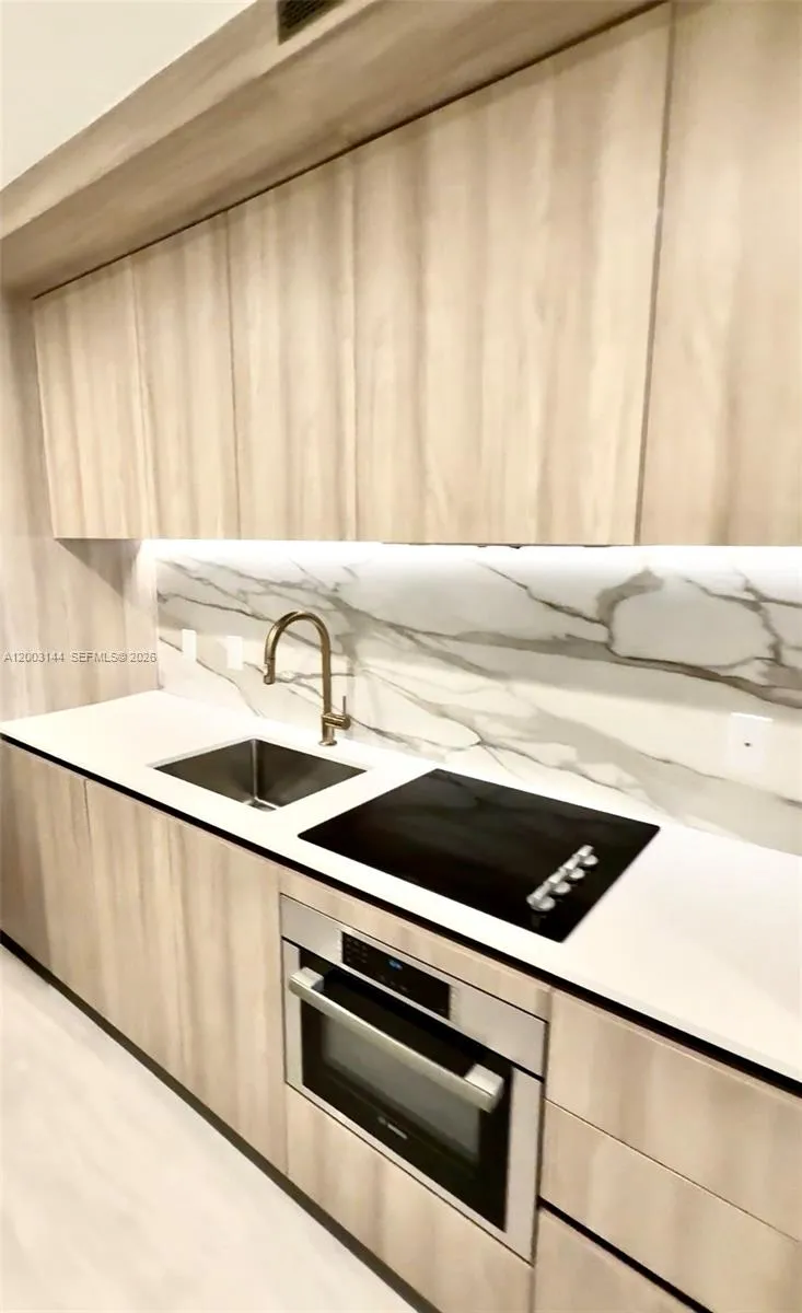 77 SE 5th st # 2305, Miami FL 33131