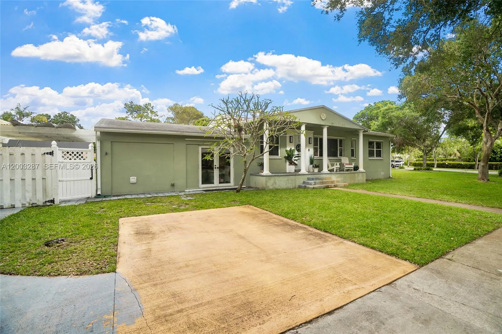 899 E Country Club Cir, Plantation FL 33317