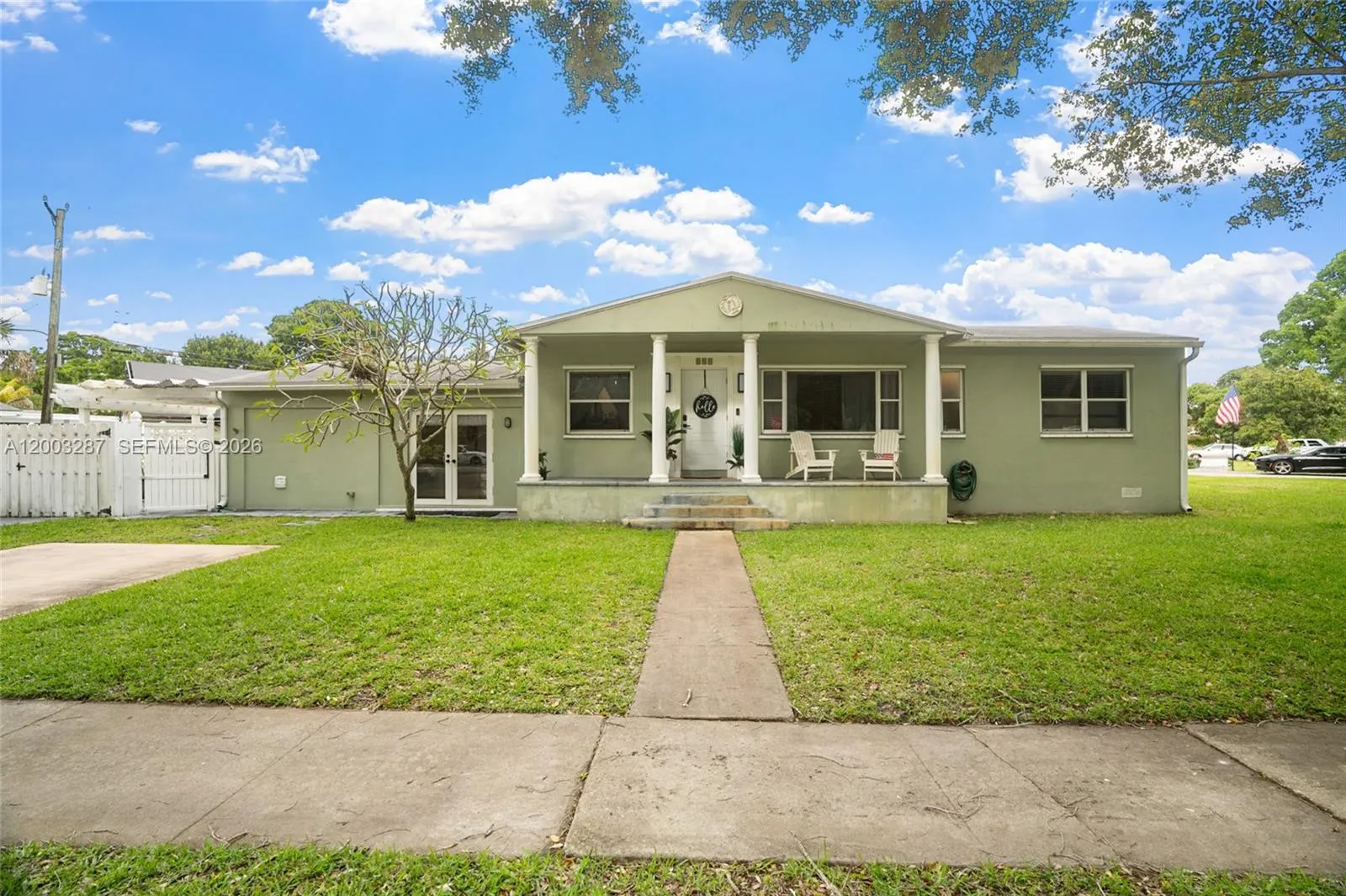 899 E Country Club Cir, Plantation FL 33317