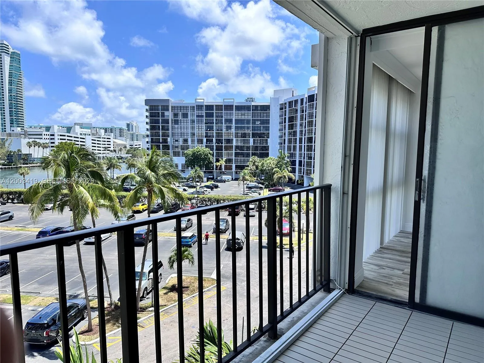 800 Parkview Dr # 522, Hallandale Beach FL 33009