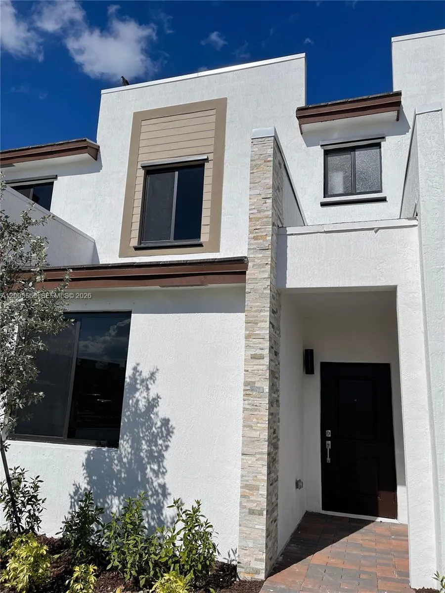 813 NE 211th St, Miami FL 33179