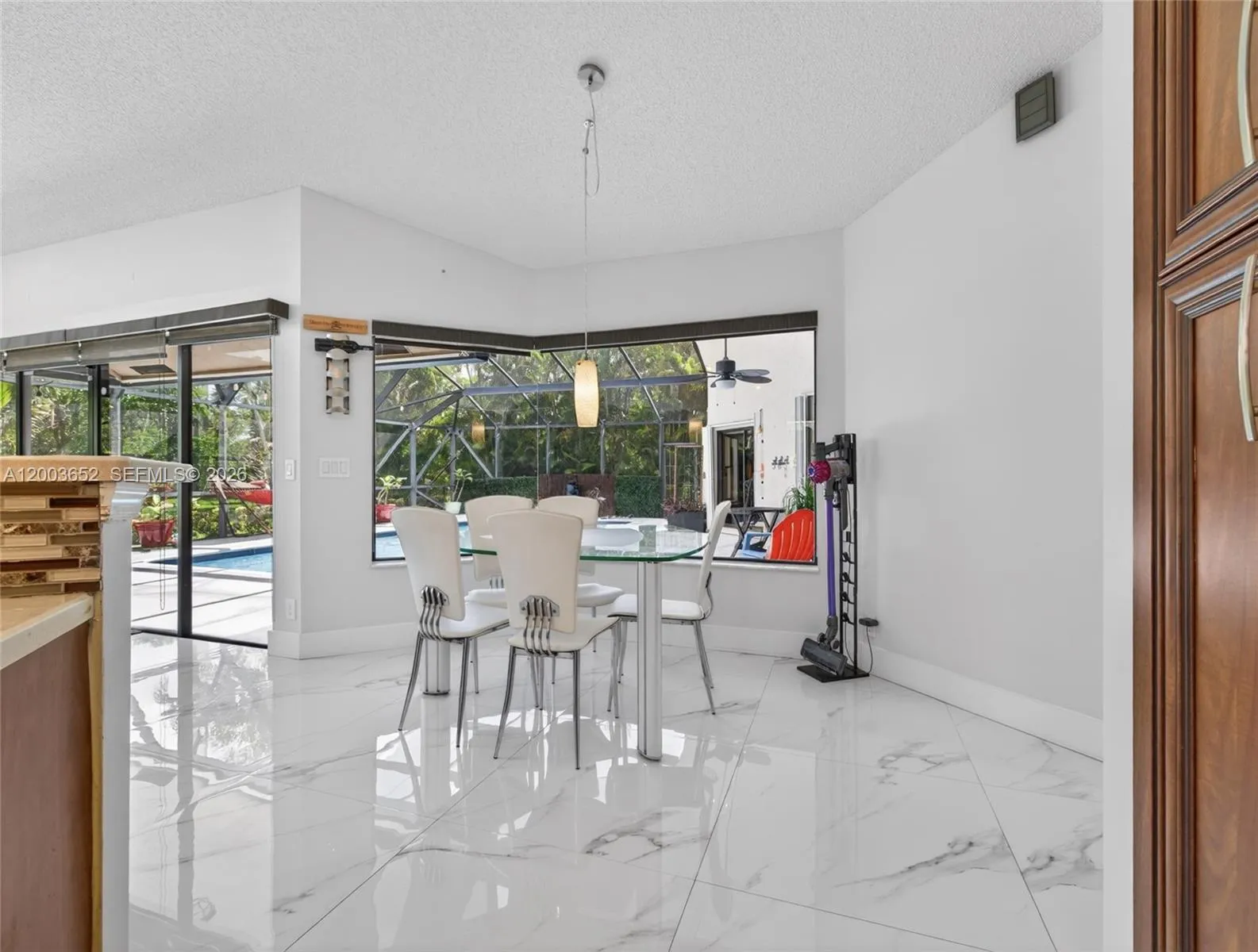 1025 Creekford Dr, Weston FL 33326