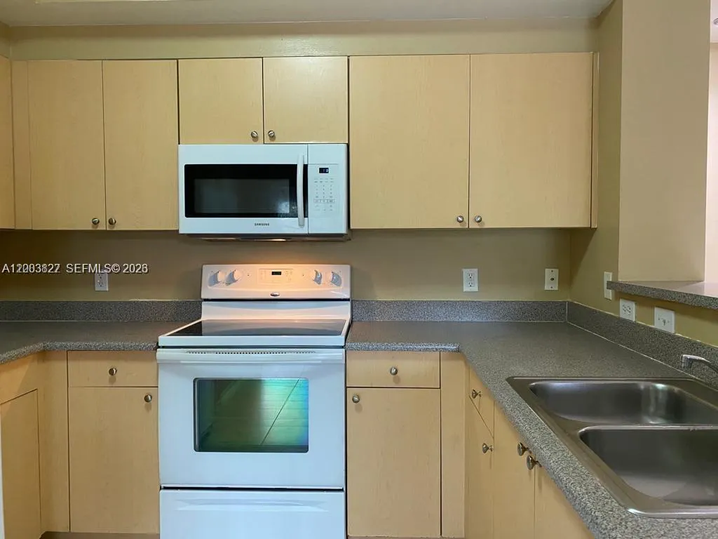 8060 N Nob Hill Rd # 203, Tamarac FL 33321