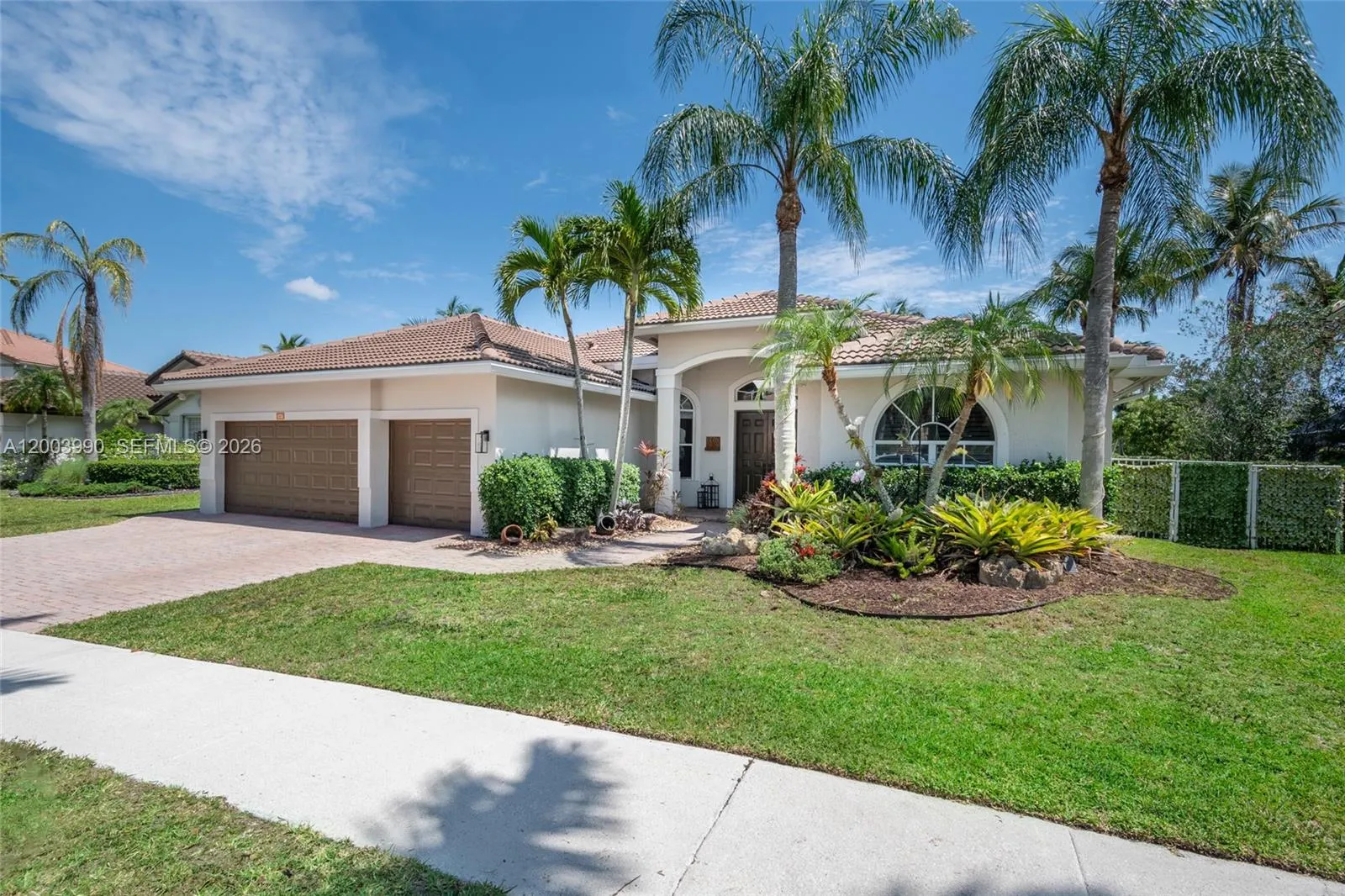 5 bedroom 3 bath for sale at 1776 Victoria Pointe Cir, Weston FL 33327