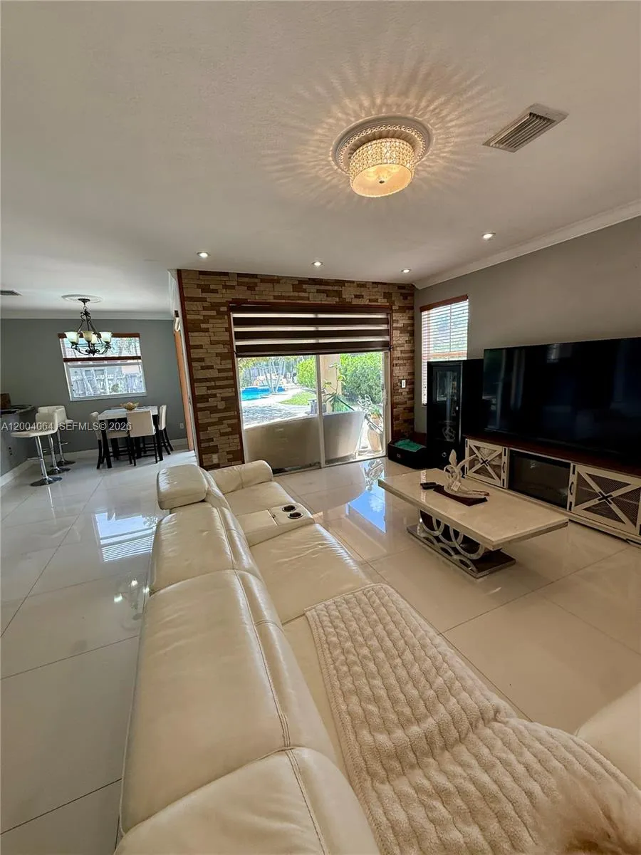 15465 SW 117th St, Miami FL 33196