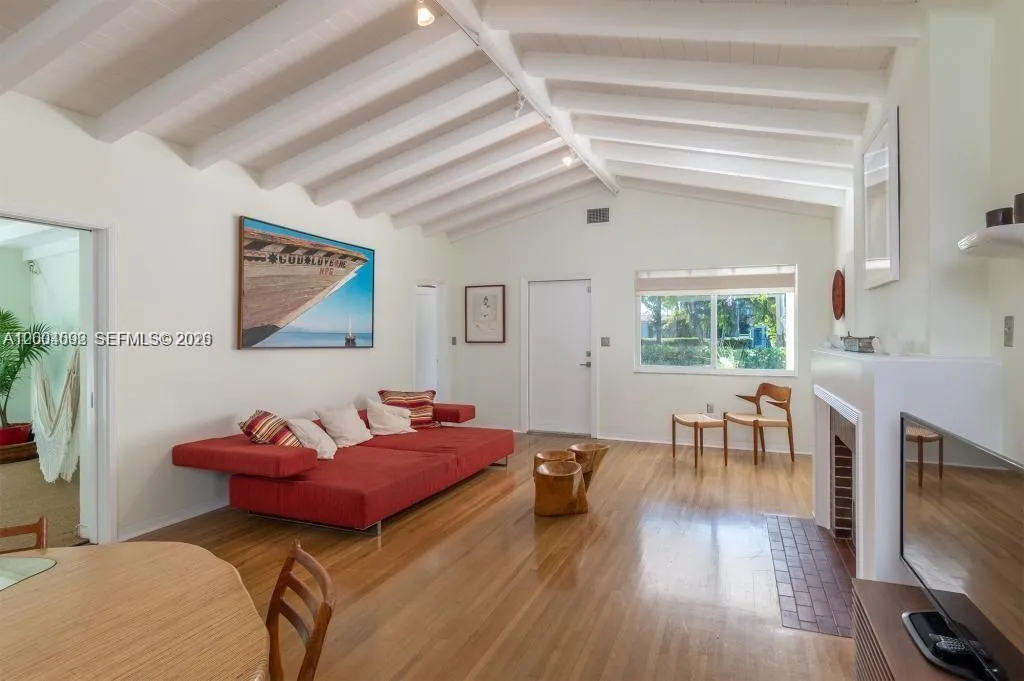 1123 Bay Dr, Miami Beach FL 33141