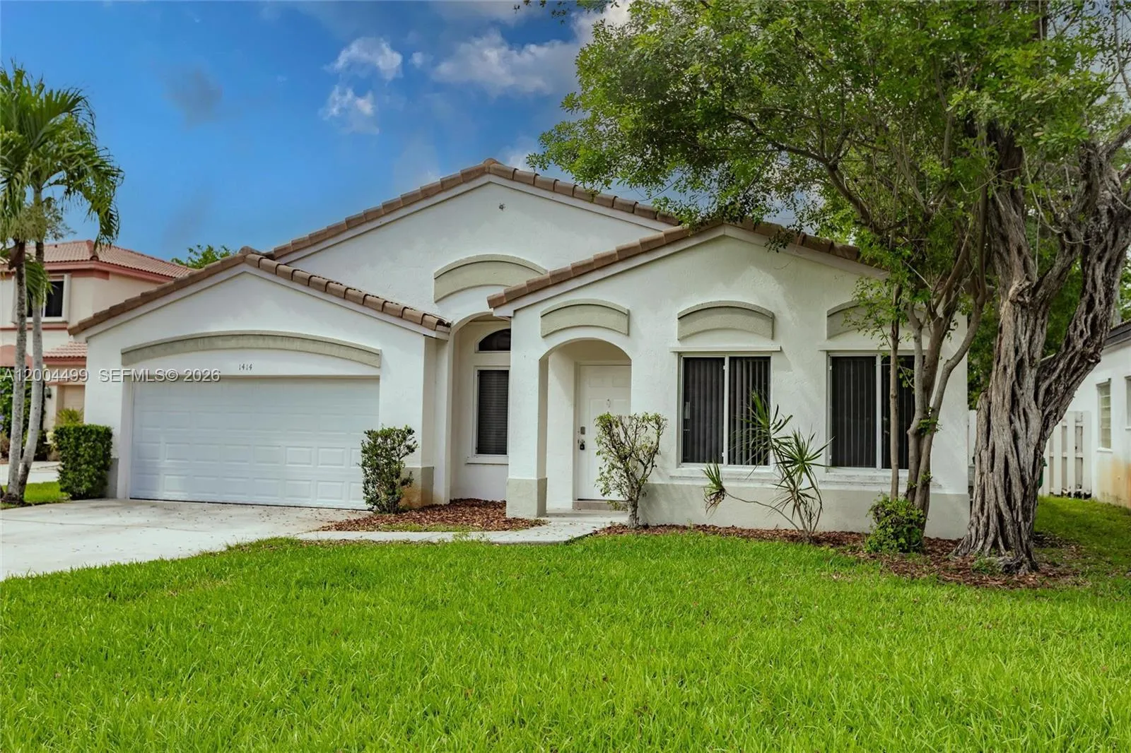 1414 E Harmony Lake Cir, Davie FL 33324