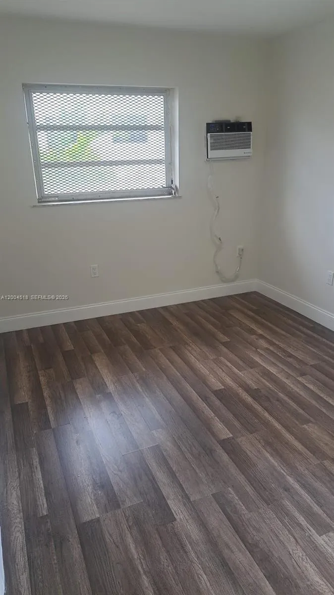 2457 NW 35th St # B, Miami FL 33142