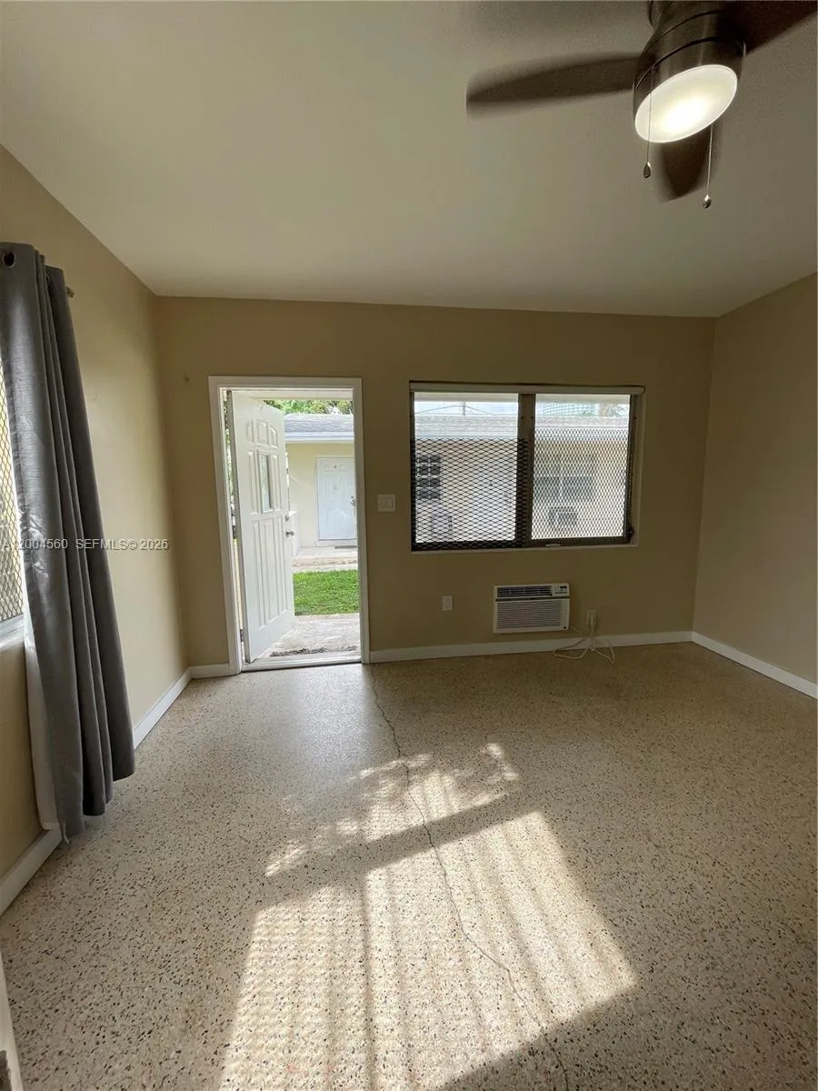 940 SW 10st # 4, Miami FL 33130