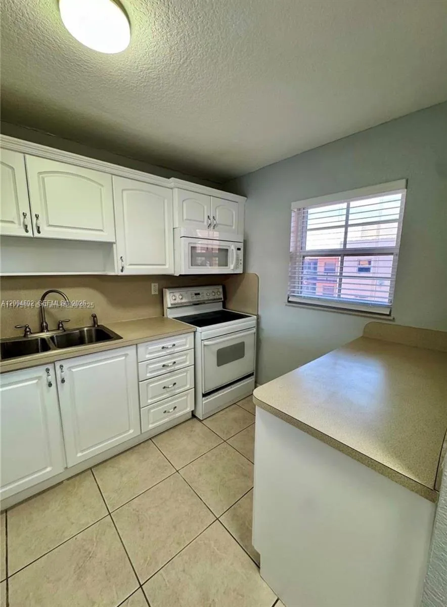 1855 W 60th St # 446, Hialeah FL 33012