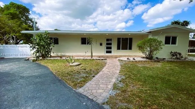 5881 SW 15th St, Plantation FL 33317