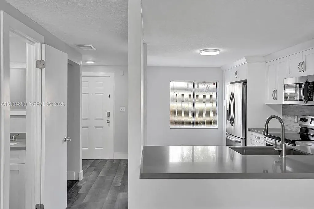 5084 S University Dr, Davie FL 33328