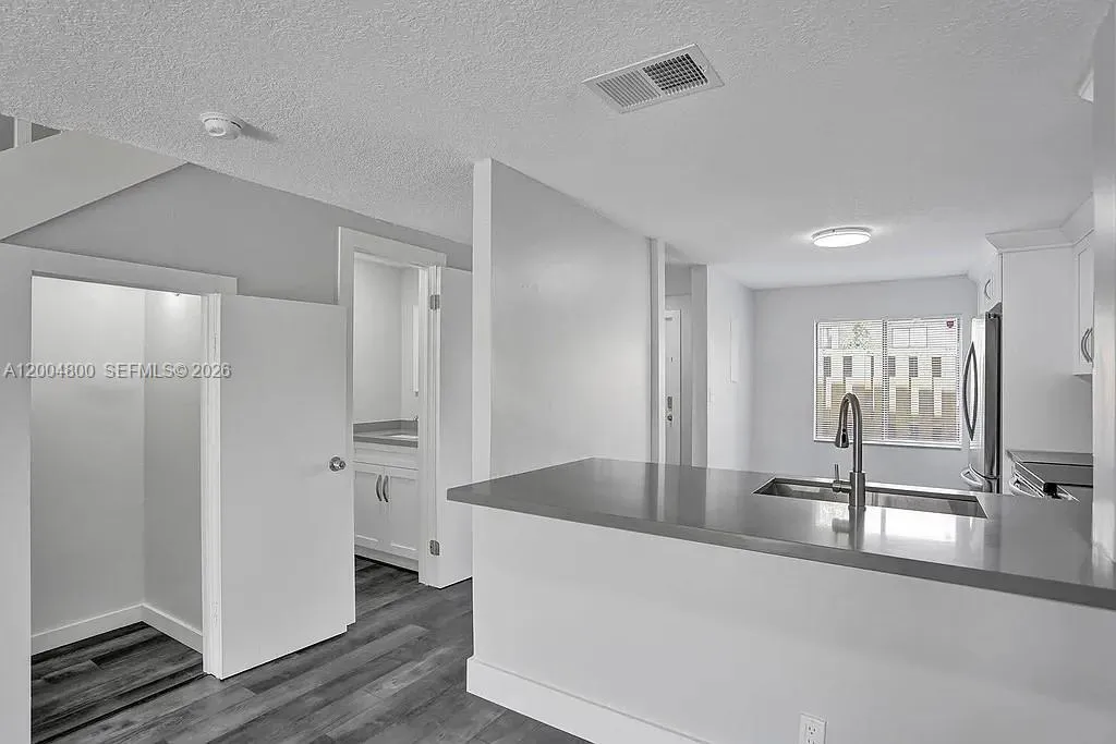 5084 S University Dr, Davie FL 33328