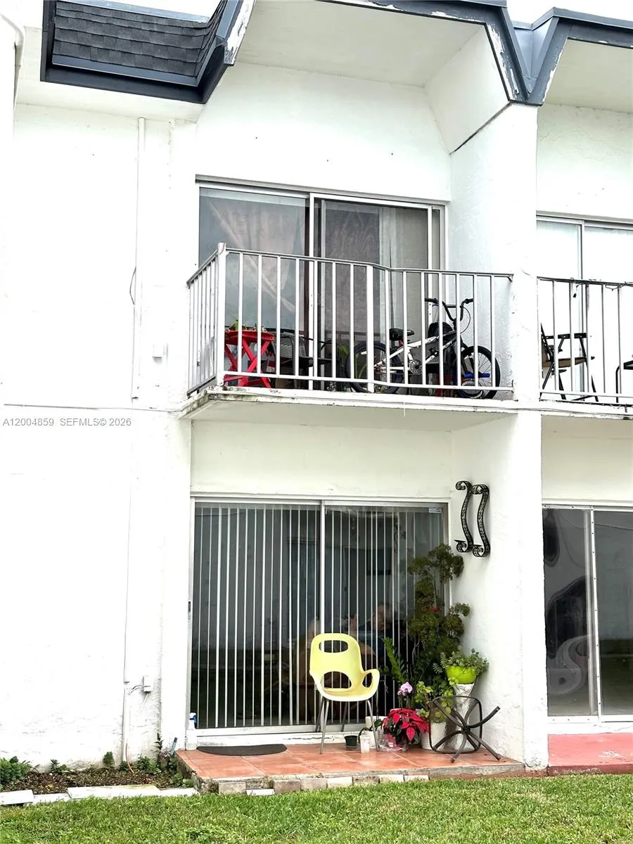 7256 SW 94 PL # A4, Miami FL 33173