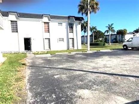 7256 SW 94 PL # A4, Miami FL 33173