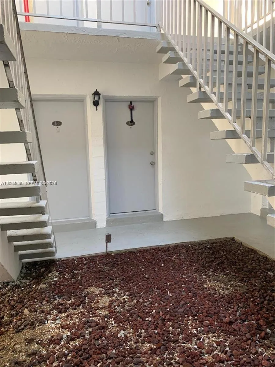 7256 SW 94 PL # A4, Miami FL 33173