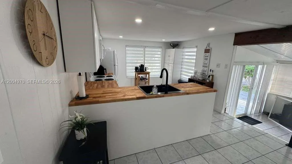 219 W Lake Dr # 219, Pembroke Park FL 33009