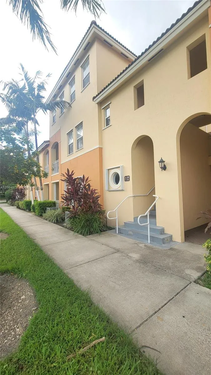 10012 NW 7th St # 209, Miami FL 33172