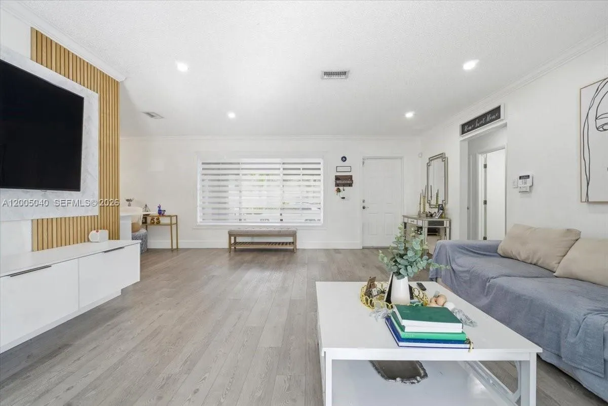 740 SW 7th Ave, Hallandale Beach FL 33009