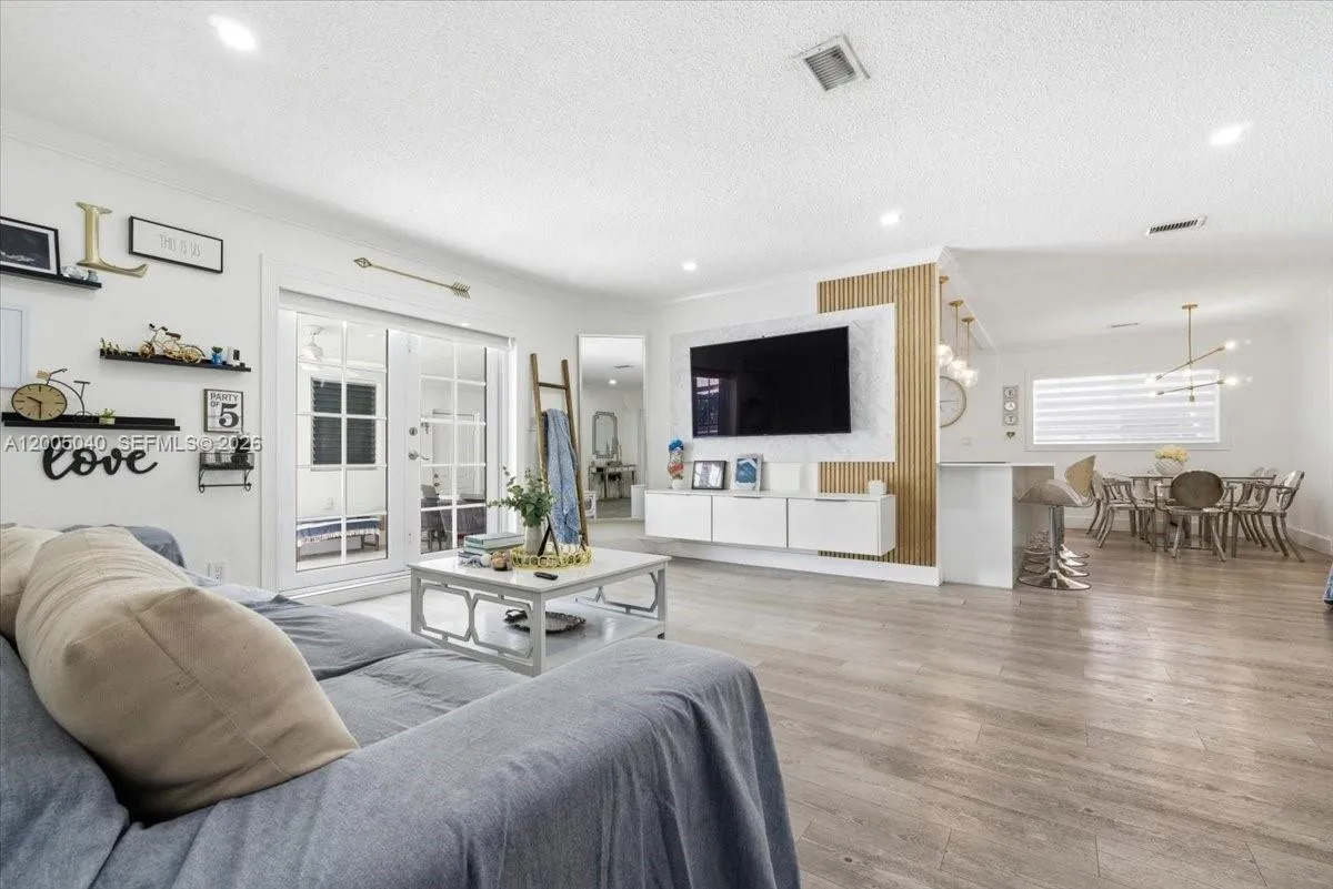 740 SW 7th Ave, Hallandale Beach FL 33009