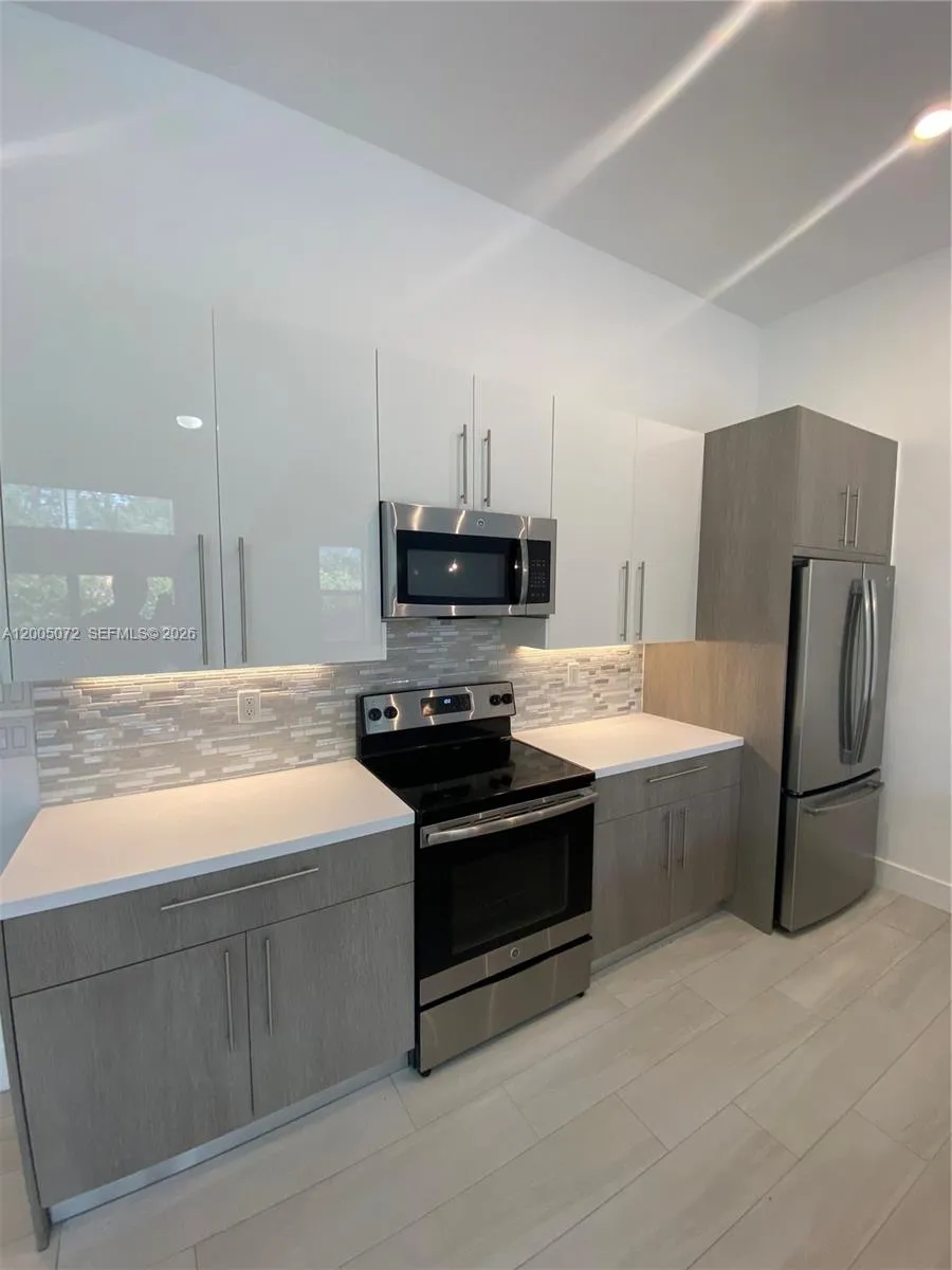 909 NW 45th Ter, Plantation FL 33317