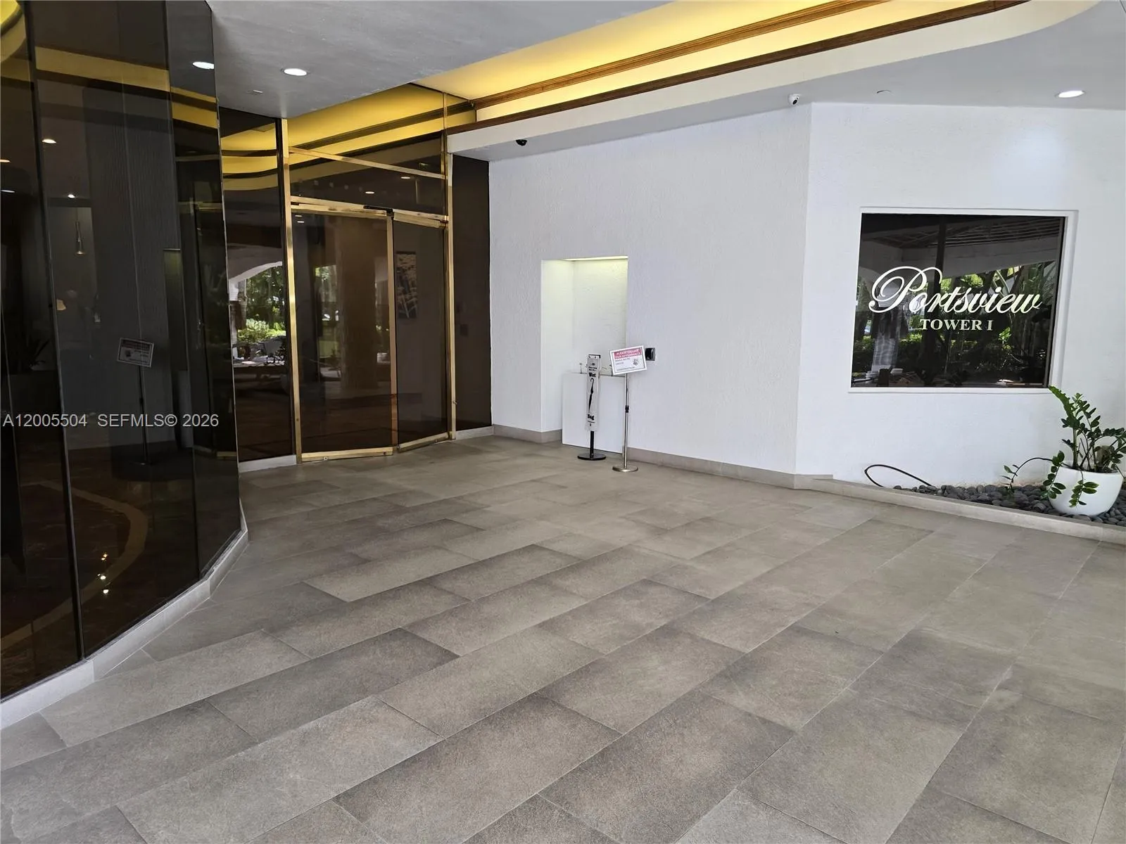 3 bedroom 2 bath for sale at 3610 Yacht Club Dr # 1016, Aventura FL 33180