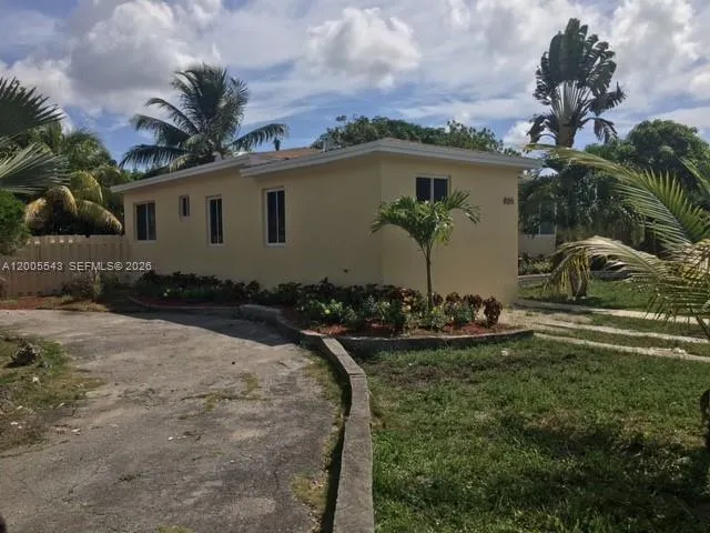 805 NE 138th St, North Miami FL 33161