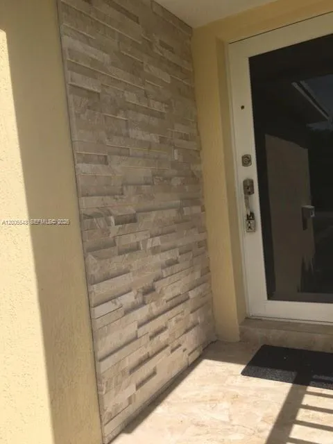 805 NE 138th St, North Miami FL 33161