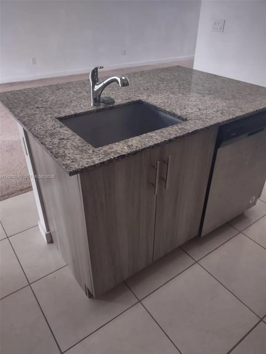 640 Pioneer Way # 640, Royal Palm Beach FL 33411