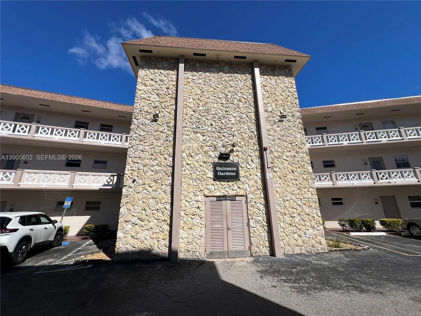 1 bedroom 1 bath for sale at 5181 W Oakland Park Blvd # 206, Lauderdale Lakes FL 33313
