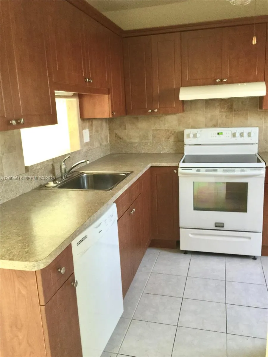 5041 W Oakland Park Blvd # 110, Lauderdale Lakes FL 33313