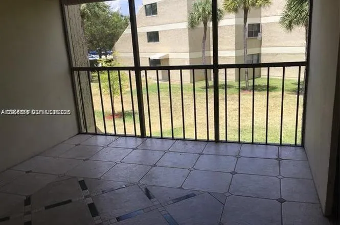 220 Lakeview Dr # 203, Weston FL 33326