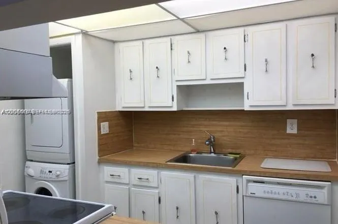 220 Lakeview Dr # 203, Weston FL 33326