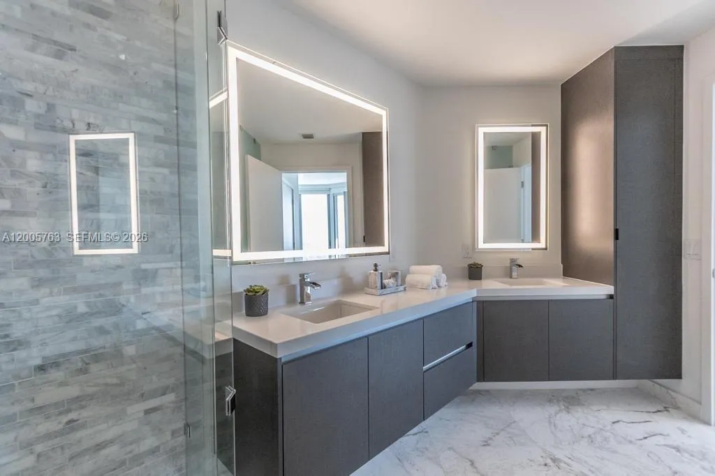 851 NE 1st Ave # 3106, Miami FL 33132