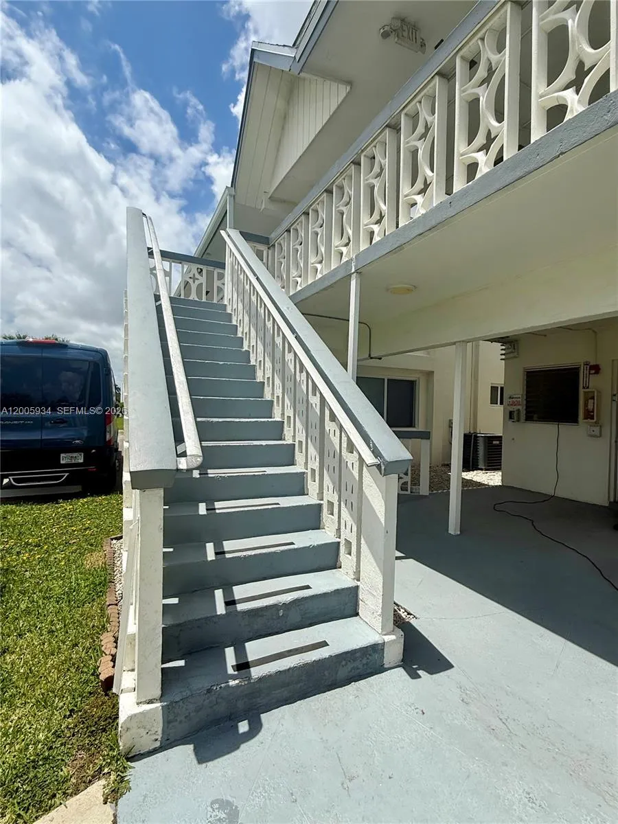 11 NE 204th St # 23, Miami Gardens FL 33179